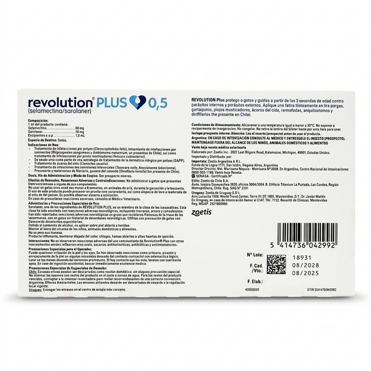 Reverso de la caja de Revolution Plus 0.5 mg para gatos, mostrando la etiqueta completa con información detallada en español. Incluye la composición (Selamectina y Sarolaner), indicaciones de uso, dosificación, precauciones, el logotipo de Zoetis, el código de barras y los datos impresos de Lote (18931), Fecha de Fabricación (08/2025) y Vencimiento (08/2028), todo sobre un fondo blanco puro de estudio