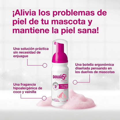 Afiche publicitario en español de Douxo S3 Calm Mousse espuma sin enjuague para la dermatitis de perros y gatos. Destaca su solución práctica, botella ergonómica y fragancia hipoalergénica de coco y vainilla.