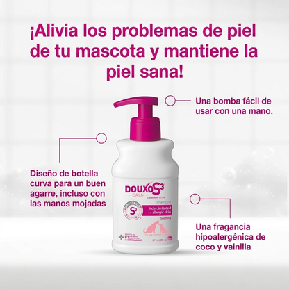 Infografía en español del champú DOUXO S3 CALM que detalla el diseño de su envase. Una línea señala la bomba fácil de usar con una mano, otra destaca el diseño de botella curva para un buen agarre con manos mojadas, y una tercera menciona su fragancia hipoalergénica de coco y vainilla. El encabezado destaca que alivia los problemas de piel de la mascota y mantiene la piel sana.