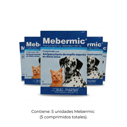 Pack de cinco unidades de antiparasitario de amplio espectro Mebermic de Drag Pharma, exhibidas en formación de estudio sobre fondo blanco. El empaque azul muestra imágenes de un perro dálmata y un gato atigrado, destacando que es un tratamiento oral en dosis única compuesto por Praziquantel y Mebendazol.