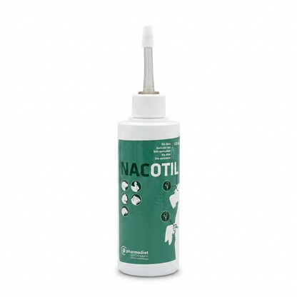 Frasco blanco de solución ótica Nacotil de Pharmadiet para perros, gatos y otros animales, con su aplicador de punta larga. La etiqueta verde oscuro muestra el nombre 'NACOTIL' en letras blancas grandes, iconos de animales y el logotipo de Pharmadiet, sobre un fondo blanco puro de estudio.